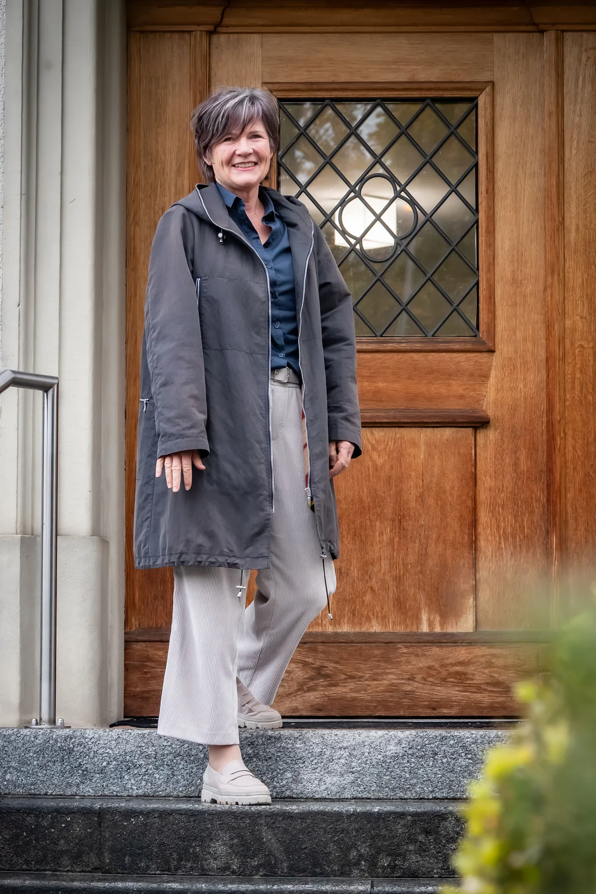 Ursula Mengelt vor ihrem Geschäftshaus in Uster. Sie steht auf einer Treppe.